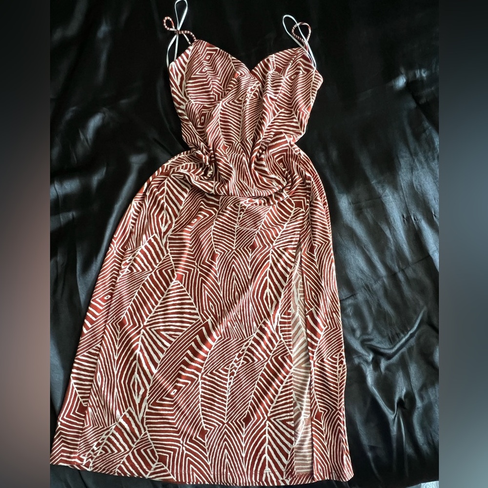 Slit brown and off white dress